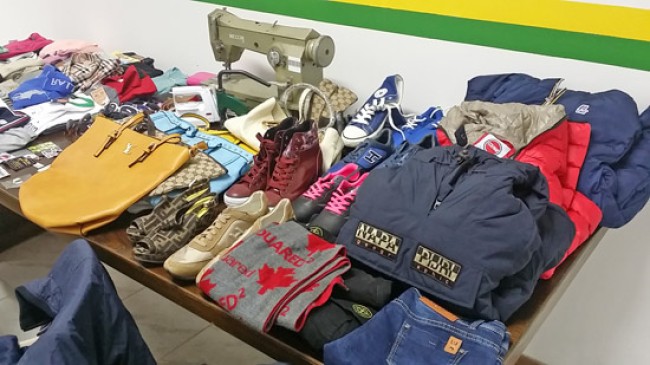 Cosenza. A casa di un marocchino rinvenuto un vero outlet della contraffazione Cosenza. A casa di un marocchino rinvenuto un vero outlet della contraffazione