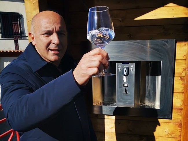 A Montegiordano si brinda con l’acqua del sindaco
