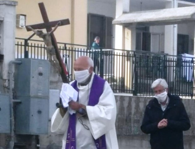 Il Crocifisso per le strade del paese. Da Rocca Imperiale un messaggio di speranza Il Crocifisso per le strade del paese. Da Rocca Imperiale un messaggio di speranza