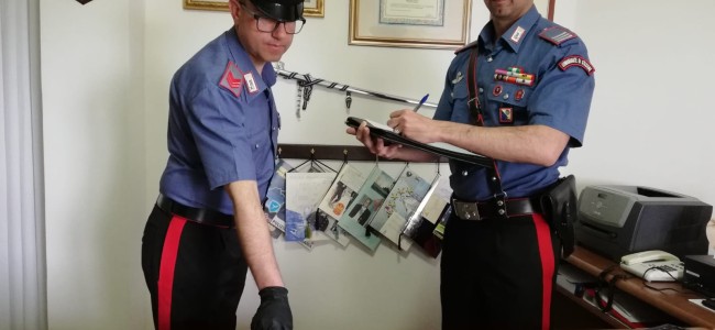 Assembrati a casa della nonna con la droga Assembrati a casa della nonna con la droga