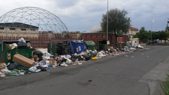 Problema rifiuti in Calabria senza soluzioni. Per l’estate si rischia una bomba ecologica