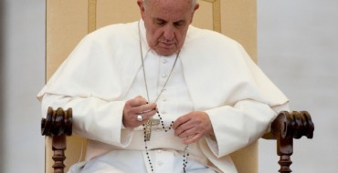 Papa invia rosario benedetto a donna calabrese bruciata da ex marito
