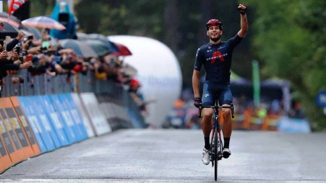 Giro d’Italia. Ganna a braccia alzate sul traguardo di Camigliatello Silano Giro d’Italia. Ganna a braccia alzate sul traguardo di Camigliatello Silano
