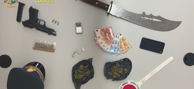 Rossano. Armi e droga nell’appartamento, in manette un bracciante agricolo Rossano. Armi e droga nell’appartamento, in manette un bracciante agricolo