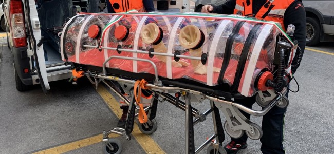 Rossano. Imprenditori locali donano all’ospedale una barella per malati Covid Rossano. Imprenditori locali donano all’ospedale una barella per malati Covid