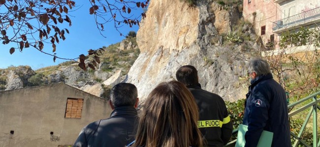 Cassano allo Ionio. Sopralluogo nell’area della frana. Chiesti aiuti per messa in sicurezza e famiglie evacuate Cassano allo Ionio. Sopralluogo nell’area della frana. Chiesti aiuti per messa in sicurezza e famiglie evacuate