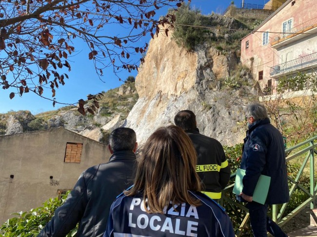 Cassano allo Ionio. Sopralluogo nell’area della frana. Chiesti aiuti per messa in sicurezza e famiglie evacuate Cassano allo Ionio. Sopralluogo nell’area della frana. Chiesti aiuti per messa in sicurezza e famiglie evacuate