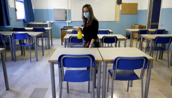 Maestra positiva al Covid in provincia di Cosenza. Sindaco chiude la scuola Maestra positiva al Covid in provincia di Cosenza. Sindaco chiude la scuola