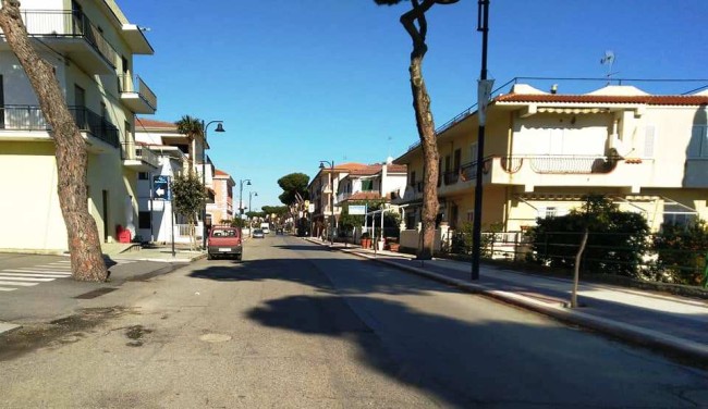 Nuovi interventi ad Amendolara Marina. Bitumazione corso e completamento marciapiedi Nuovi interventi ad Amendolara Marina. Bitumazione corso e completamento marciapiedi