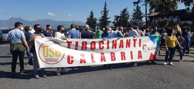 Tirocinanti Enti pubblici bloccano la Ss 106 tra Sibari e Corigliano Tirocinanti Enti pubblici bloccano la Ss 106 tra Sibari e Corigliano