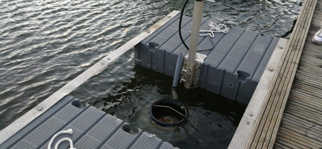 Ai Laghi di Sibari un raccoglitore di rifiuti galleggiante Ai Laghi di Sibari un raccoglitore di rifiuti galleggiante