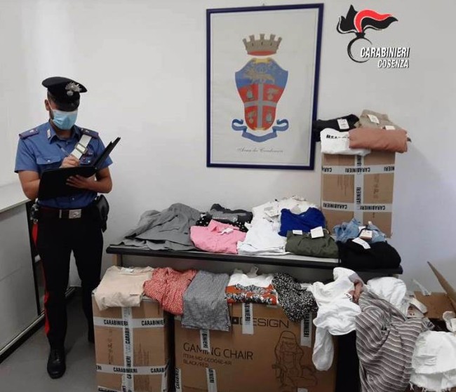 Cosenza. Nell’armadio di famiglia 170 capi di abbigliamento rubati nei negozi del centro Cosenza. Nell’armadio di famiglia 170 capi di abbigliamento rubati nei negozi del centro
