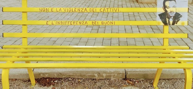 Castrovillari. Davanti alle scuole panchine gialle contro il bullismo Castrovillari. Davanti alle scuole panchine gialle contro il bullismo