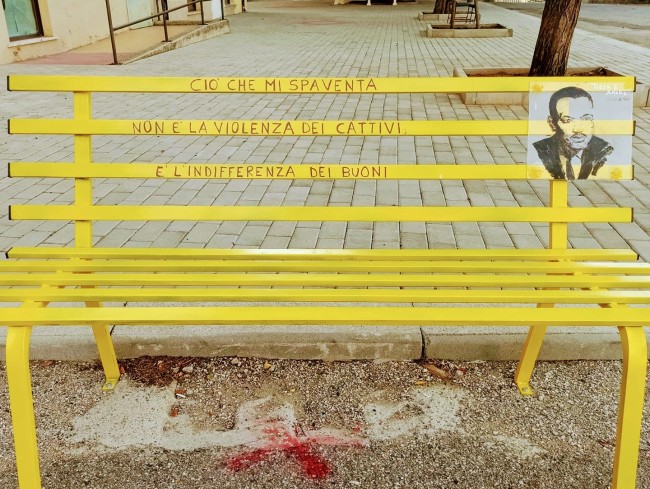 Castrovillari. Davanti alle scuole panchine gialle contro il bullismo Castrovillari. Davanti alle scuole panchine gialle contro il bullismo