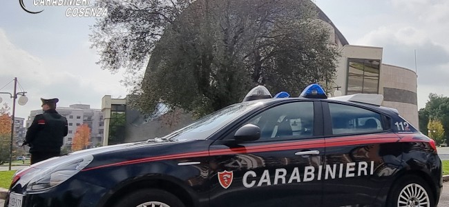 Follia in un bar. Importuna clienti, danneggia tavoli e aggredisce carabinieri Follia in un bar. Importuna clienti, danneggia tavoli e aggredisce carabinieri