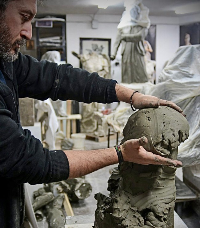 Cosenza. Statua di Giacomo Mancini realizzata da artista della scultura a Maradona Cosenza. Statua di Giacomo Mancini realizzata da artista della scultura a Maradona