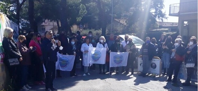 Castrovillari. Sit-in davanti all’Ospedale. «Serve reparto di Oncologia» Castrovillari. Sit-in davanti all’Ospedale. «Serve reparto di Oncologia»