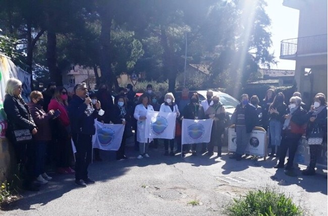 Castrovillari. Sit-in davanti all’Ospedale. «Serve reparto di Oncologia» Castrovillari. Sit-in davanti all’Ospedale. «Serve reparto di Oncologia»