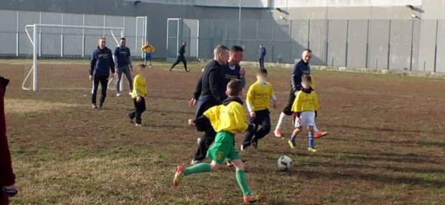 Castrovillari. Detenuti incontrano i figli nelle partite con il papà e con la mamma Castrovillari. Detenuti incontrano i figli nelle partite con il papà e con la mamma