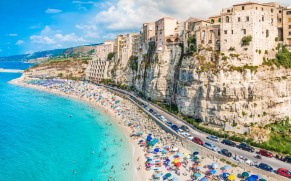 «A Tropea 3 euro all’ora per parcheggio. In Calabria mezzi pubblici inadeguati per turismo»