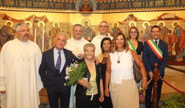 Rossano. Carmela Annina festeggia a Messa i 100 anni. E dopo, il brindisi