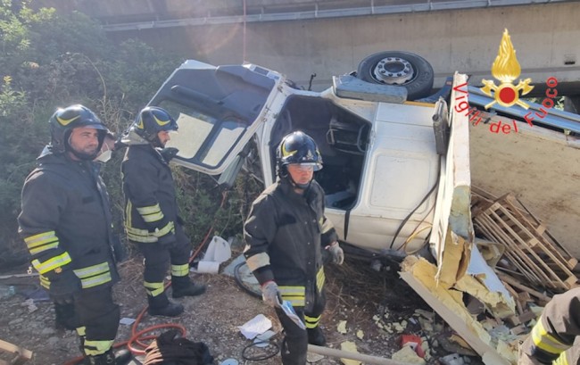 Trebisacce. Tir precipita nella scarpata. Muore l’autista Trebisacce. Tir precipita nella scarpata. Muore l’autista