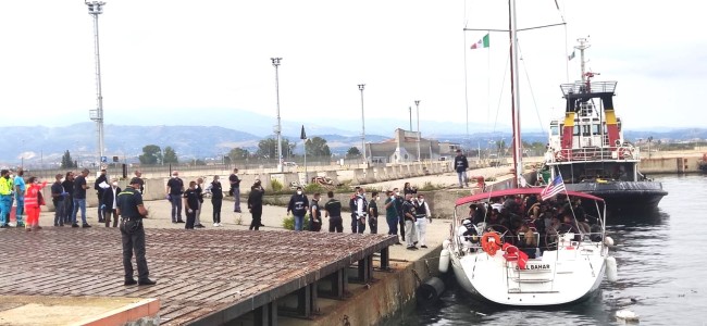 Sbarco di migranti al porto di Corigliano Sbarco di migranti al porto di Corigliano
