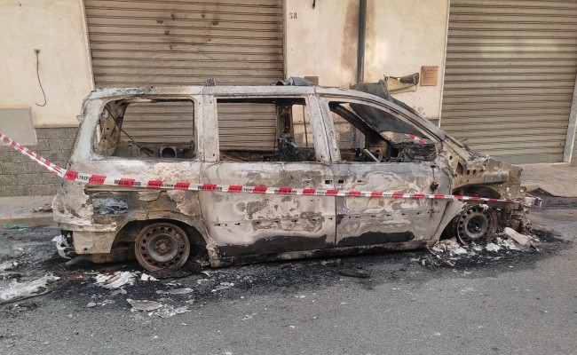 Trebisacce. Auto in fiamme nella notte Trebisacce. Auto in fiamme nella notte