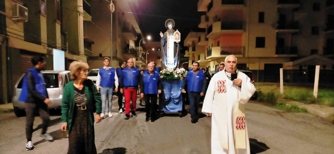 Rossano. Fedeli in processione per il compatrono San Bartolomeo Rossano. Fedeli in processione per il compatrono San Bartolomeo