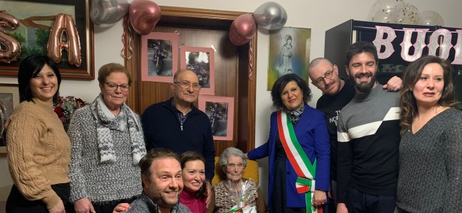Laino Borgo festeggia i 100 anni di zia Rosina. «Esempio per le nuove generazioni» Laino Borgo festeggia i 100 anni di zia Rosina. «Esempio per le nuove generazioni»