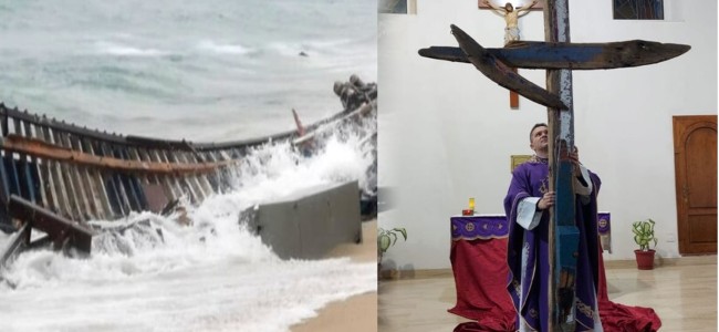 Una croce fatta con i resti del barcone alla Via Crucis sulla spiaggia del naufragio Una croce fatta con i resti del barcone alla Via Crucis sulla spiaggia del naufragio
