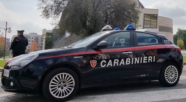 Vede ragazzo guidare scooter dell’amica e chiama carabinieri. Denunciato minorenne
