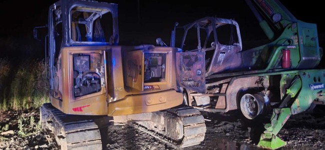 Terzo Megalotto 106. Altri mezzi incendiati in un cantiere Terzo Megalotto 106. Altri mezzi incendiati in un cantiere