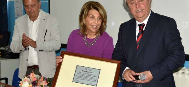 Castrovillari. Il preside Barreca va in pensione. Il saluto del mondo della scuola Castrovillari. Il preside Barreca va in pensione. Il saluto del mondo della scuola