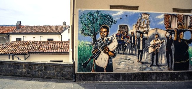 San Severino Lucano. Una passeggiata nel borgo tra i murales della Madonna del Pollino San Severino Lucano. Una passeggiata nel borgo tra i murales della Madonna del Pollino