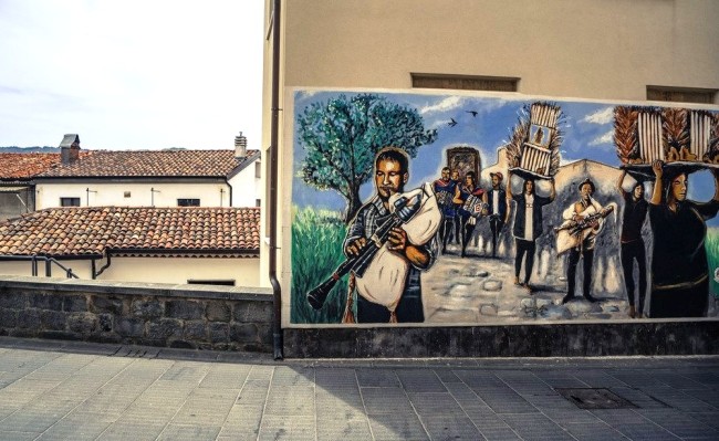 San Severino Lucano. Una passeggiata nel borgo tra i murales della Madonna del Pollino San Severino Lucano. Una passeggiata nel borgo tra i murales della Madonna del Pollino