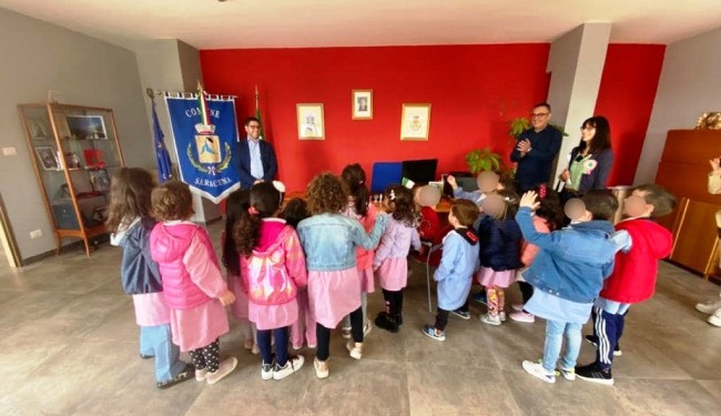 Saracena. Bimbi dell’asilo bussano alla porta del sindaco per la Festa della Repubblica