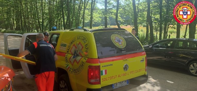 Cade durante un’escursione in Sila. Interviene il Soccorso Alpino Cade durante un’escursione in Sila. Interviene il Soccorso Alpino