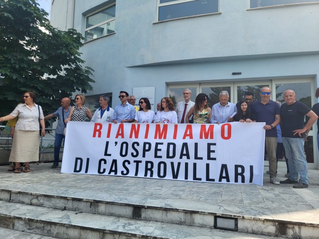 Castrovillari. Continuano i sit-in del venerdì. Fari puntati sulla Broncopneumologia Castrovillari. Continuano i sit-in del venerdì. Fari puntati sulla Broncopneumologia