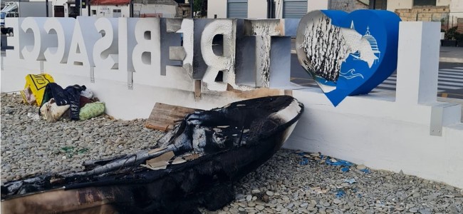 Trebisacce. Barca in fiamme vicino al Pontile. Danneggiata anche installazione turistica Trebisacce. Barca in fiamme vicino al Pontile. Danneggiata anche installazione turistica