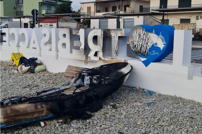 Trebisacce. Barca in fiamme vicino al Pontile. Danneggiata anche installazione turistica Trebisacce. Barca in fiamme vicino al Pontile. Danneggiata anche installazione turistica