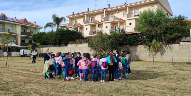 Corigliano. Nella Giornata Nazionale dell’Albero i bambini si prendono cura del bosco urbano Corigliano. Nella Giornata Nazionale dell’Albero i bambini si prendono cura del bosco urbano
