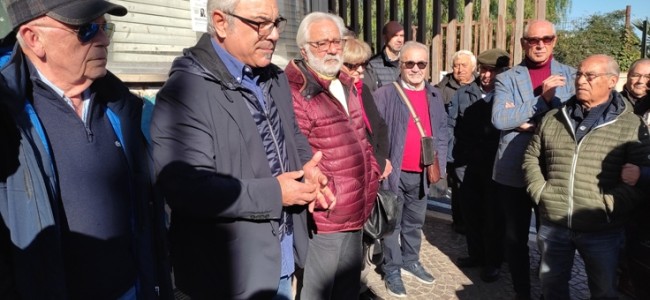 Trebisacce. Sit-in davanti all’ex ospedale. Ma i cittadini ormai sembrano scoraggiati Trebisacce. Sit-in davanti all’ex ospedale. Ma i cittadini ormai sembrano scoraggiati
