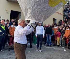 Oriolo. Dramma alla festa patronale. Luigi Abate vola in cielo con il suo pallone per San Francesco