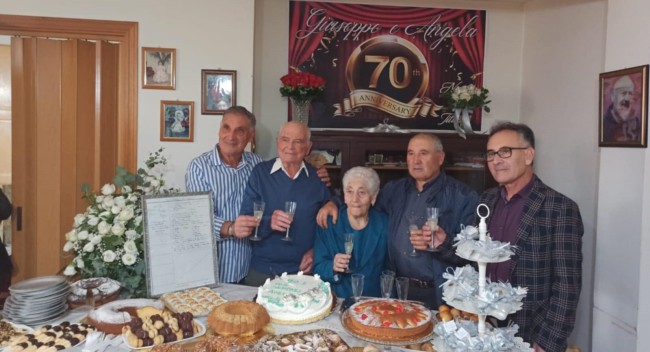 Acri. Giuseppe e Angelina festeggiano 70 anni di matrimonio Acri. Giuseppe e Angelina festeggiano 70 anni di matrimonio