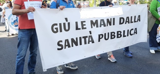 Cosenza. In piazza per difendere la sanità pubblica e il diritto alla salute Cosenza. In piazza per difendere la sanità pubblica e il diritto alla salute