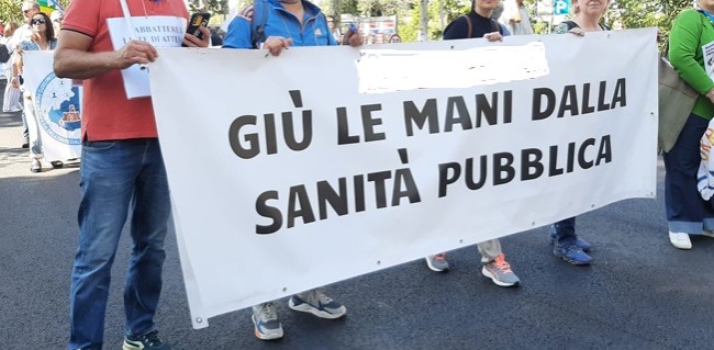 Cosenza. In piazza per difendere la sanità pubblica e il diritto alla salute Cosenza. In piazza per difendere la sanità pubblica e il diritto alla salute