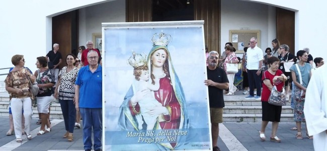 Schiavonea. Elevato il drappo della patrona Santa Maria ad Nives Schiavonea. Elevato il drappo della patrona Santa Maria ad Nives