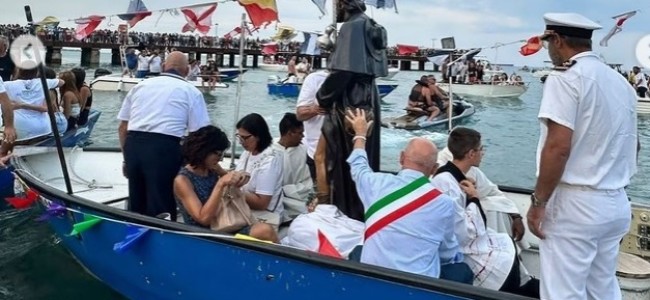 Trebisacce. Cento anni per la processione in mare di San Rocco. Arriva la reliquia Trebisacce. Cento anni per la processione in mare di San Rocco. Arriva la reliquia