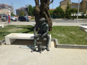 La statua di Enrico Franchi, posizionata in piazza Bernardino Le Fosse a Rossano